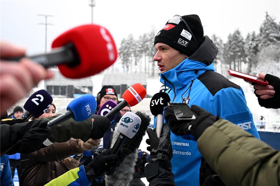 Beantwortete trotz seiner Trauer die Fragen der Jounalisten: Tommaso Gicaomel. Hendrik Schmidt/dpa