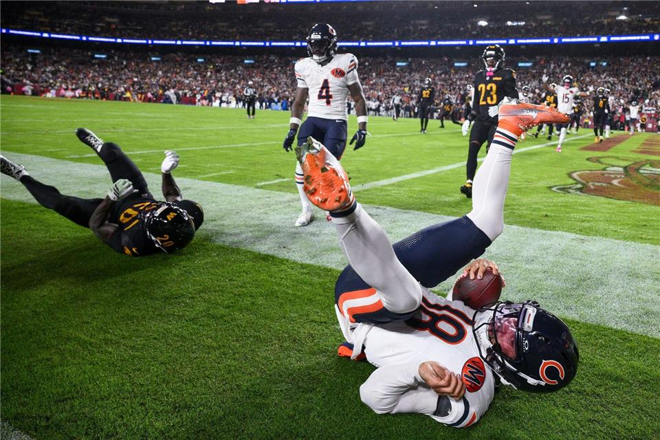 NFL: Zweite Bills-Pleite in Folge - Bears feiern spät Bears-Spielmacher Caleb Williams trug den Ball zum 13:0 selbst in die Endzone.Nick Wass/FR67404 AP/AP/dpa