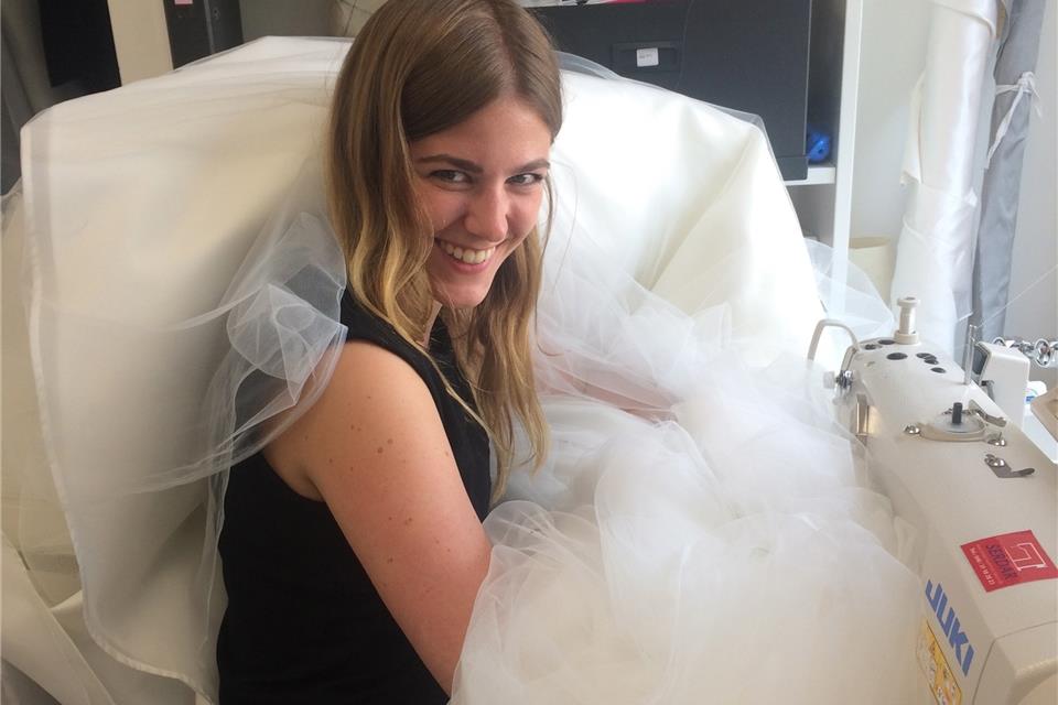 Beatrice Malburg mit einem Brautkleid, das sie entworfen hat. 