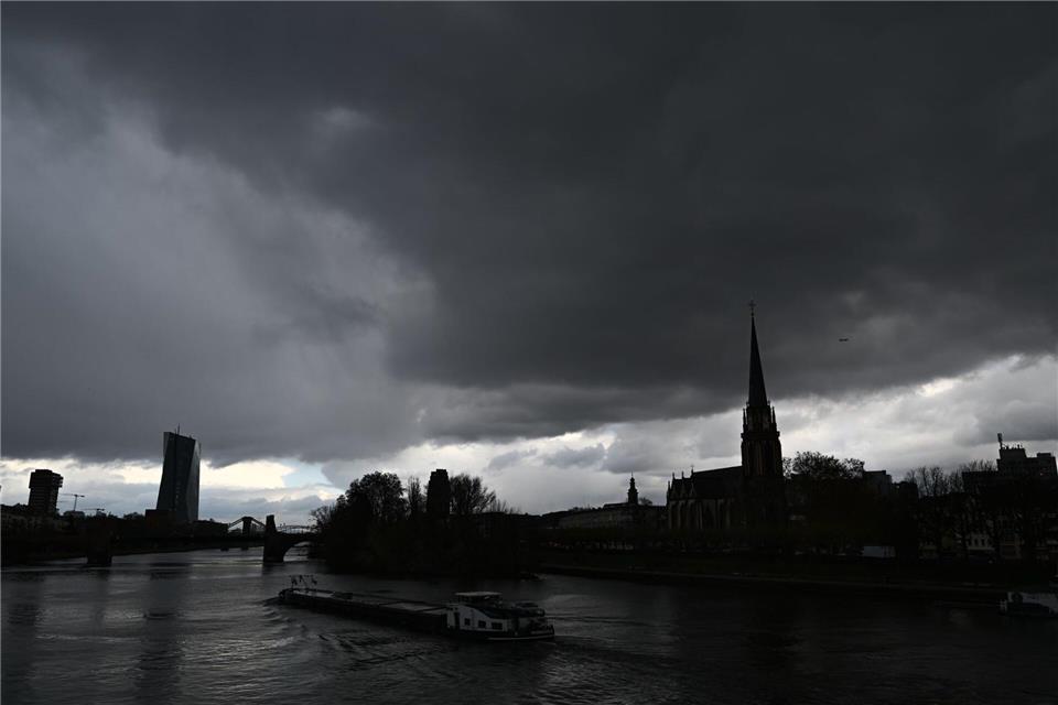 Bedeckter Himmel und zeitweiser Regen gehören in den nächsten Tagen in Hessen dazu. (Symbolbild)Arne Dedert/dpa