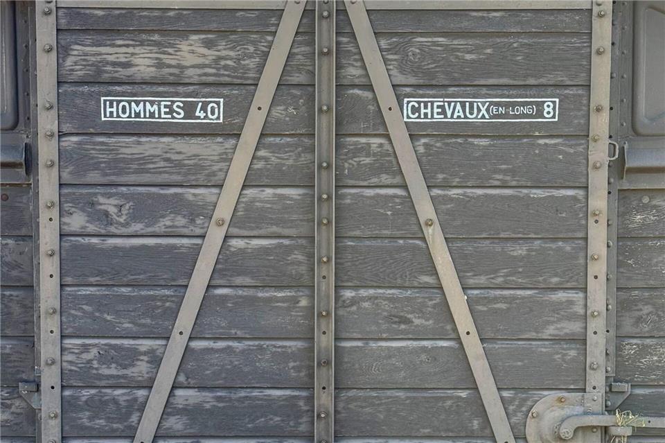 Bedrückende Erinnerung: Die Aufschrift „Hommes 40 - Chevaux 8“ gibt die Kapazität an, die für den Transport von 40 Männern oder 8 Pferden ausgelegt war. Der Waggon wurde während des Zweiten Weltkriegs für die Deportation von Juden und anderen als unerwünscht geltenden Personen genutzt.Ralf Johnen/dpa-tmn