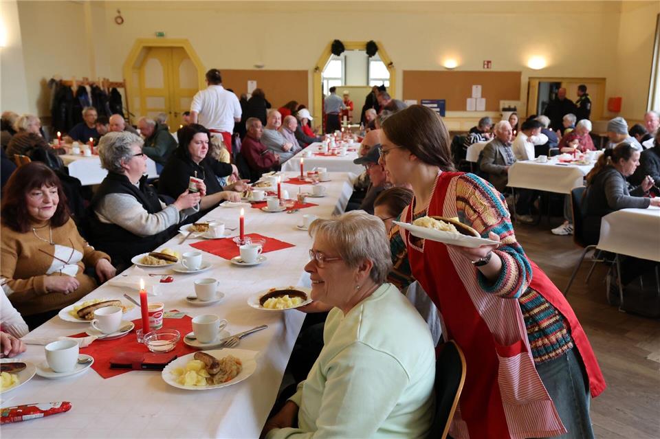 Bedürftige erhalten im „Restaurant des Herzens“ in der Advents- und Winterzeit eine warme Mahlzeit. Bodo Schackow/dpa
