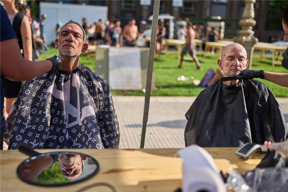 Bedürftige erhalten kostenlose Haarschnitte.Rodrigo Abd/AP/dpa