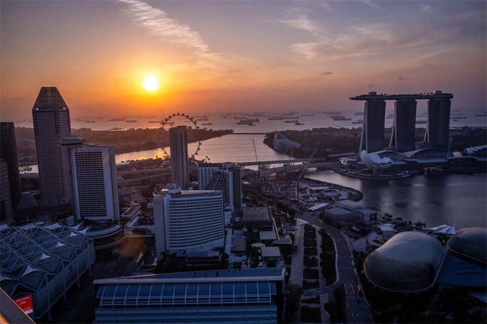Beeindruckende Kulisse: Die Sonne geht über dem Meer vor Singapur auf.picture alliance/dpa