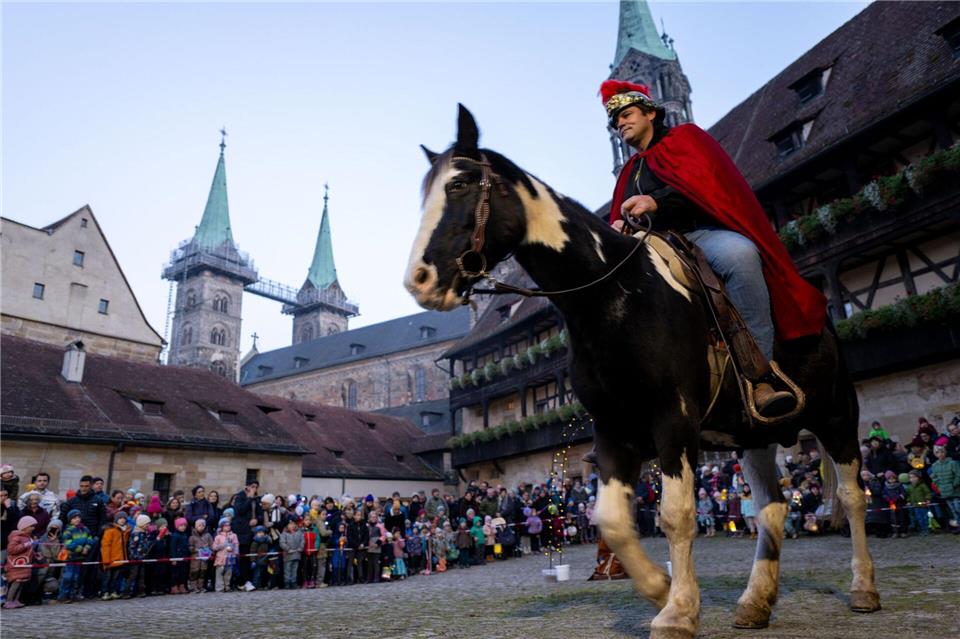 Beeindruckende Kulisse für St. Martin: die Alte Hofhaltung und der Bamberger Dom.Pia Bayer/dpa