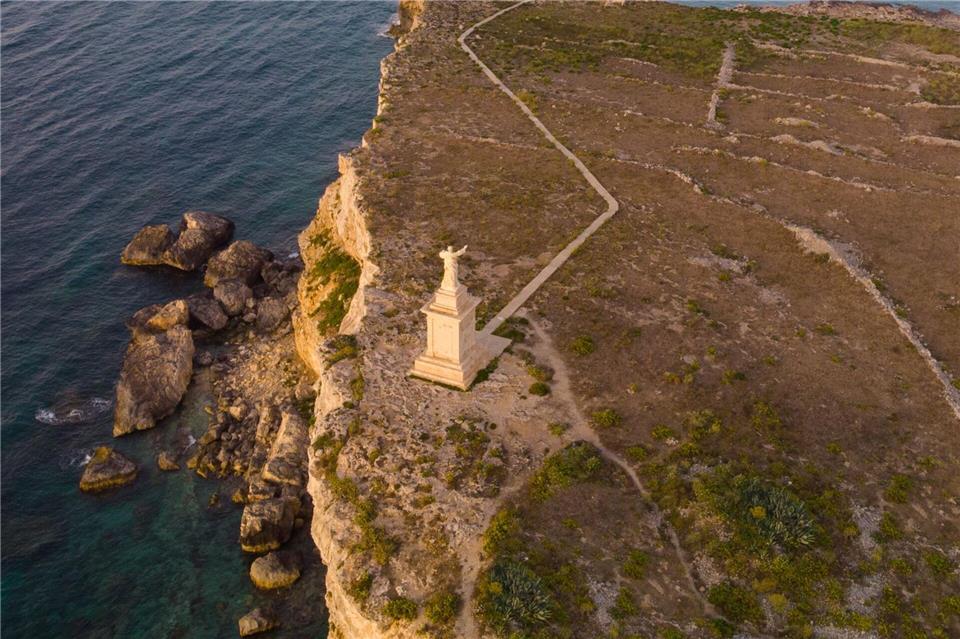 Beeindruckende Steilküste, biblische Geschichte: das vorgelagerte St. Paul’s Island. @dreambeachmedia/VisitMalta/dpa-tmn