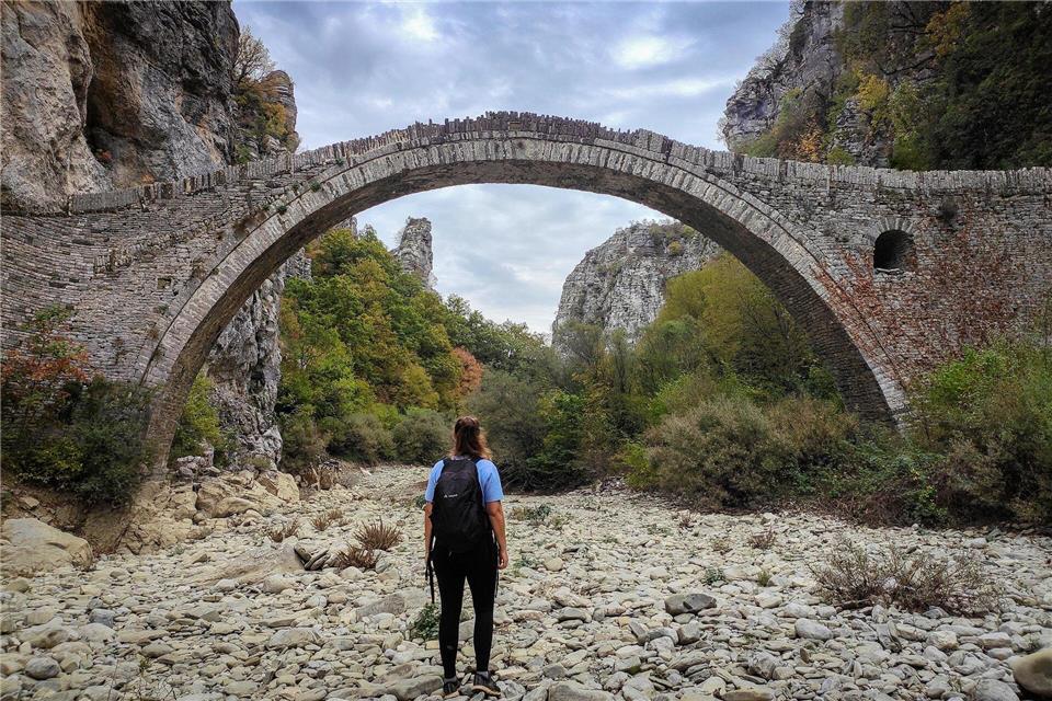 Beeindruckendes Bauwerk inmitten der Schucht: die Kokkorou-Brücke.Linda Heyer/dpa-tmn