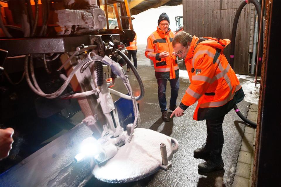 Beeindruckt vom Einsatz und der Technik der Räumdienste: NRW-Verkersminister Oliver Krischer (Grüne).Henning Kaiser/dpa
