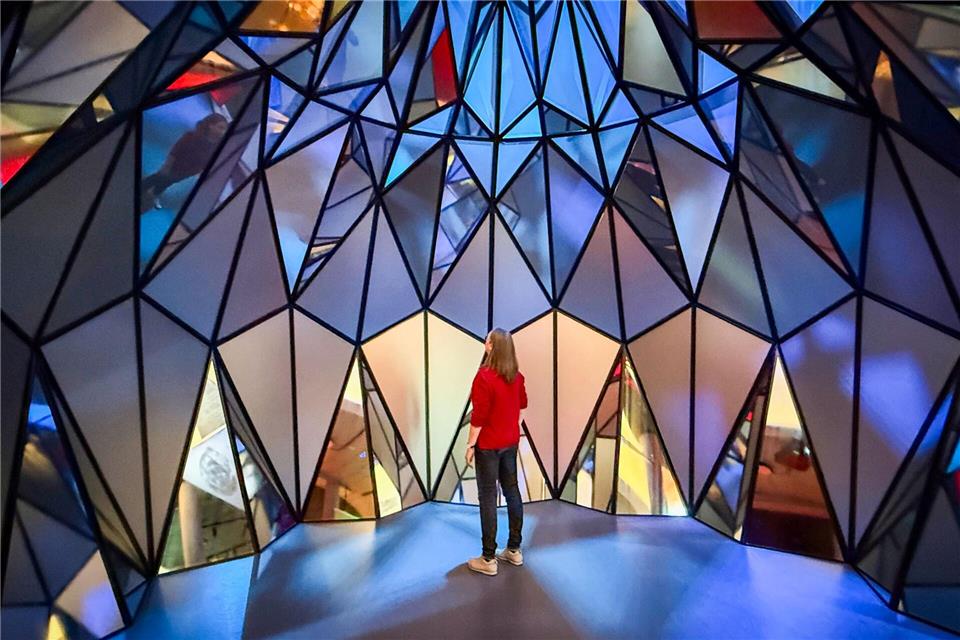 Beeindruckt vom Interieur: ein Museumsgast im Hans-Christian-Andersen-Haus.Wolfgang Stelljes/dpa-tmn