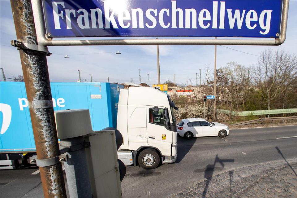 Beeinträchtigungen im Zug- und Autoverkehr: Menschen in Nürnberg brauchen Geduld. (Symbolbild)Daniel Karmann/dpa