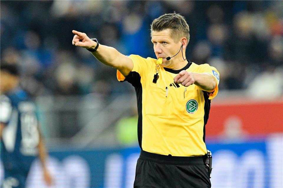 Beendet seine Karriere: Bundesliga-Schiedsrichter Patrick Ittrich. (Archivbild) Uwe Anspach/dpa