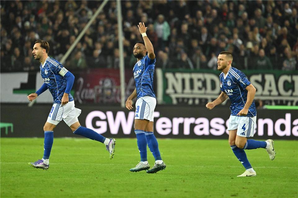 3:0 in Hannover: Sylla bringt Schalke an die Spitze Beendete seine Torflaute: Schalkes Moussa Sylla (M).Swen Pförtner/dpa