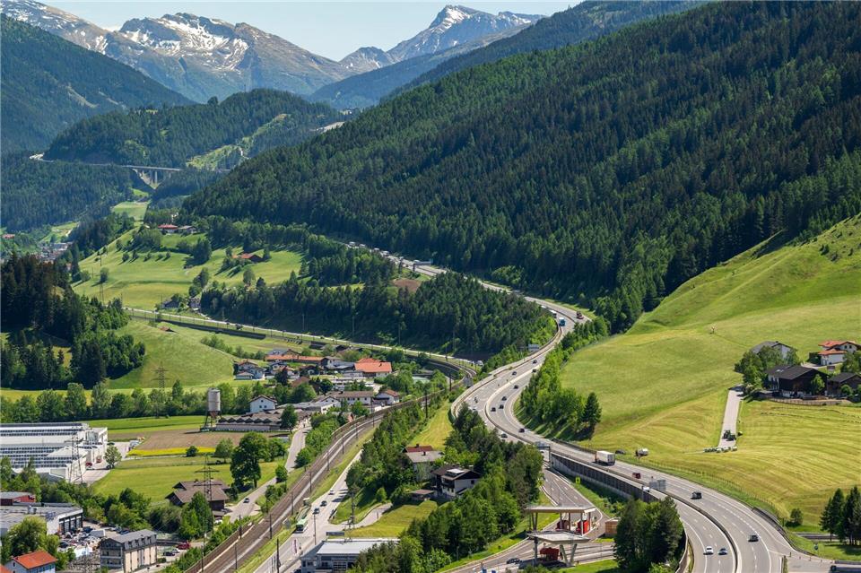 Befürchtete Staus durch vorgezogene Fahrten über den Brenner sind weitgehend ausgeblieben. Peter Kneffel/dpa