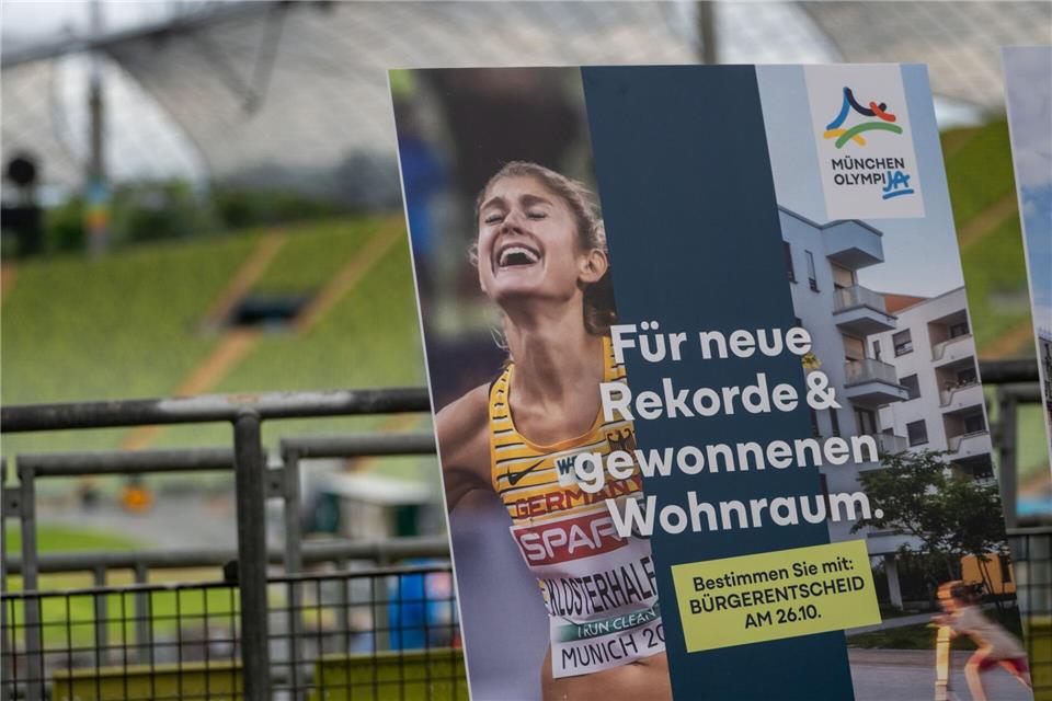 Befürworter und Gegner der Olympia-Bewerbung werben mit Plakaten um die Stimmen der Münchner.Leonie Asendorpf/dpa