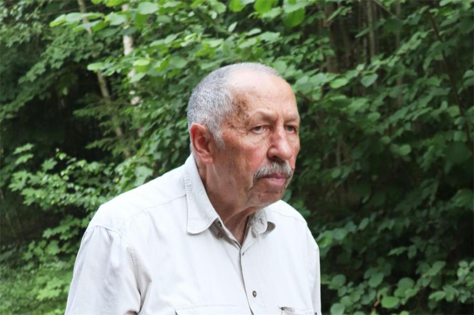 Befürwortet das neue Wanderwegs-Konzept für das Stück renaturierte A 4: Kurt Schnorr, ehemaliger Anwohner und promovierter Agrarwirt. Seine Familie wurde 1938 zwangsenteignet, um auf dem Grund die einstige Reichsautobahn zu bauen.Deike Uhtenwoldt/dpa-tmn