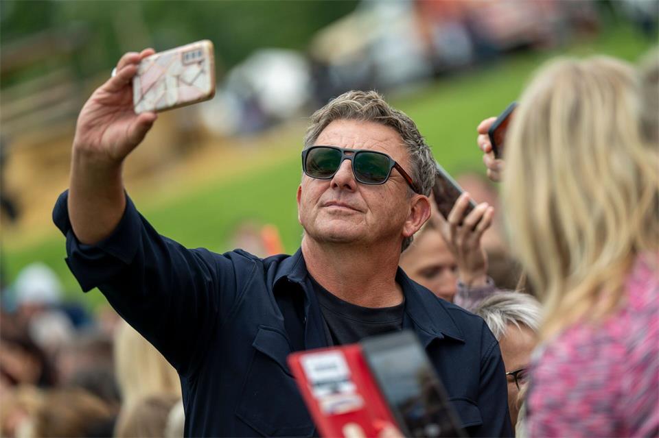 Begehrt: Selfies mit Hans Sigl.Peter Kneffel/dpa