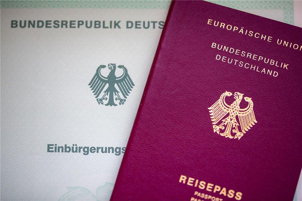 Begehrte Dokumente: Einbürgerungsurkunde und Reisepass. Fernando Gutierrez-Juarez/dpa
