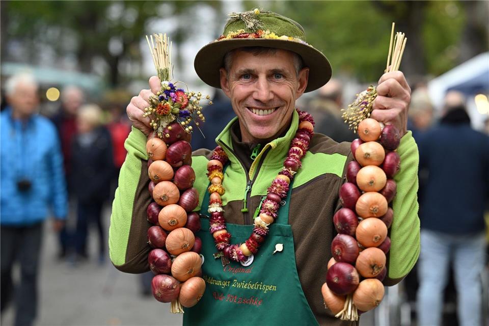 Begehrtes Produkt: Spiralförmig zu Zöpfen gewickelte rote und helle Zwiebeln sind das Markenzeichen der Heldrunger Zwiebelbauern. (Archivbild)Martin Schutt/dpa