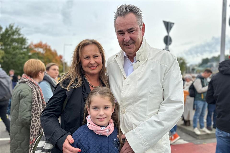 Einheitsfest: Gut gelaunte Politiker – und Besucher Begeistert vom Fest und stolz auf das Signal aus dem Saarland: Petra Ohnesorg-Patzig aus Bayern mit ihrem Mann Thomas Ohnesorg, einem gebürtiger Saarländer, und ihrer Tochter Clara im dichten Gedränge beim Einheitsfest in Saarbrücken.Katja Sponholz/dpa
