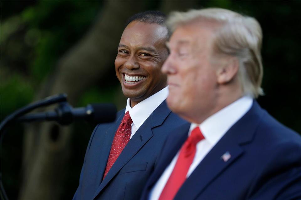 Begeisterte Golfer: Superstar Tiger Woods (l) und US-Präsident Donald Trump (r). (Archivfoto)  Evan Vucci/AP/dpa