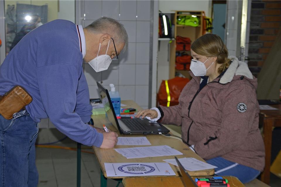 Begleitender Arzt bei der Impfaktion in Raesfeld war der Internist Ralf Weiland (links).