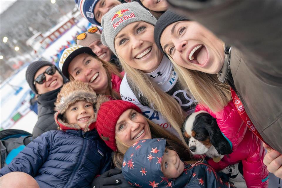 Begleitet ihre berühmte Schwester Lindsey Vonn oft zu Skirennen wie hier 2019 bei der WM: Karin Kildow (rechts).Michael Kappeler/dpa