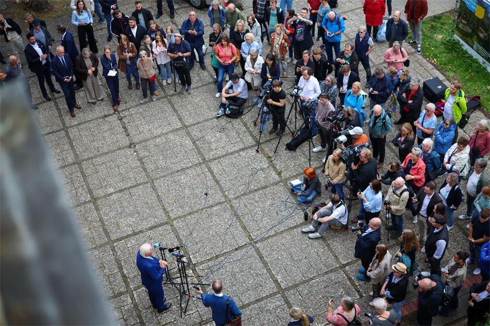 Begleitet von einem Tross aus Journalisten besuchte der Bundespräsident das Rathaus und die Innenstadt von Hattingen. Christoph Reichwein/dpa