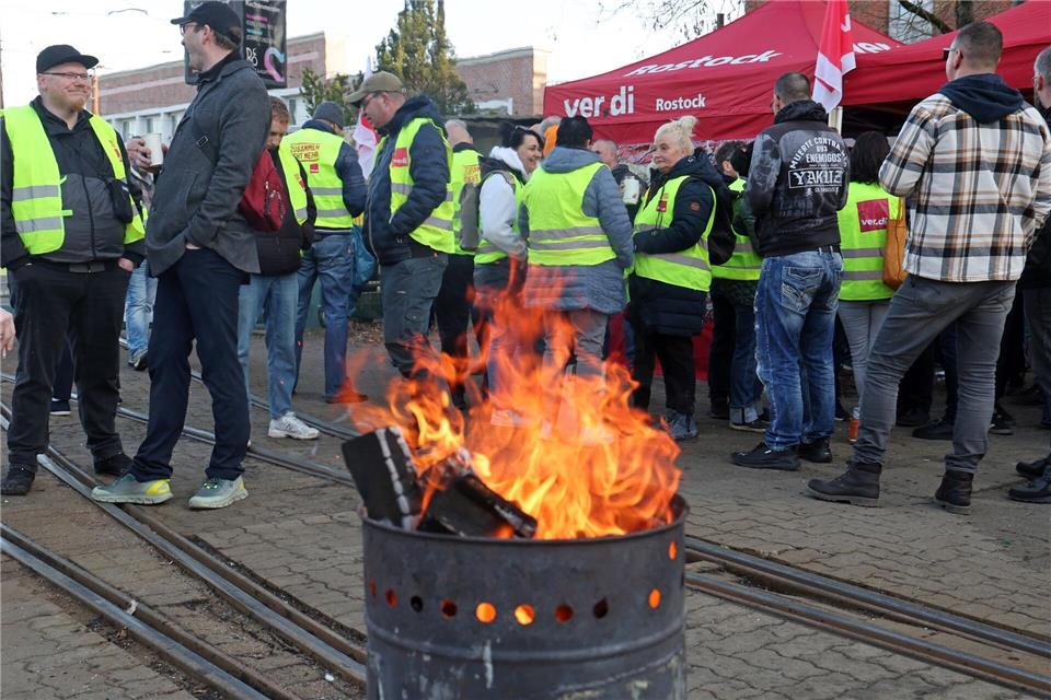 Begleitet wurden die Tarifgespräche in Rostock von einem Warnstreik bei der Rostocker Straßenbahn AG. Bernd Wüstneck/dpa