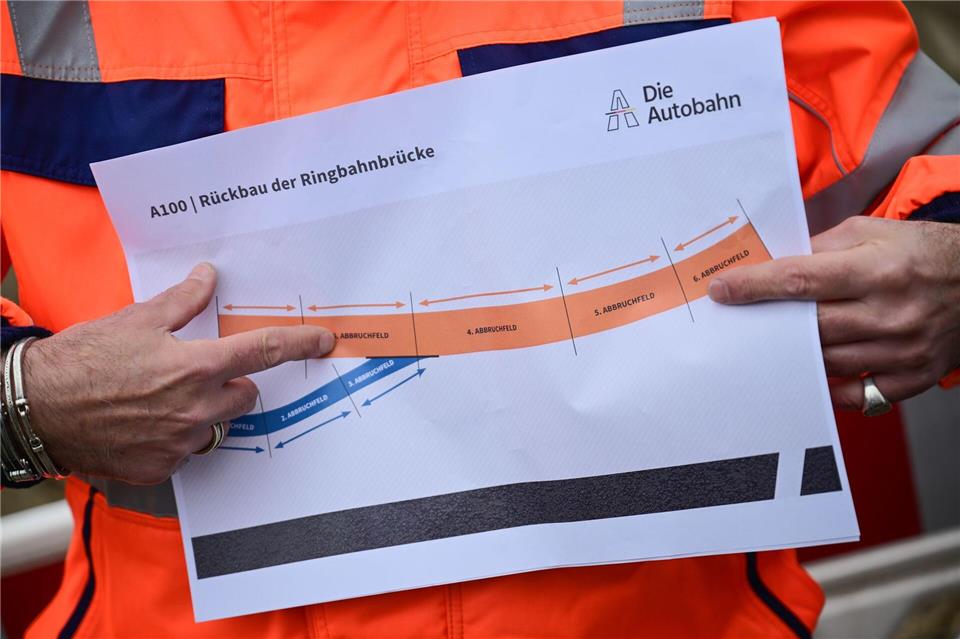 Begonnen wird mit der Rampe, dann folgt der Brückenteil über den Ringbahnschienen.Sebastian Gollnow/dpa