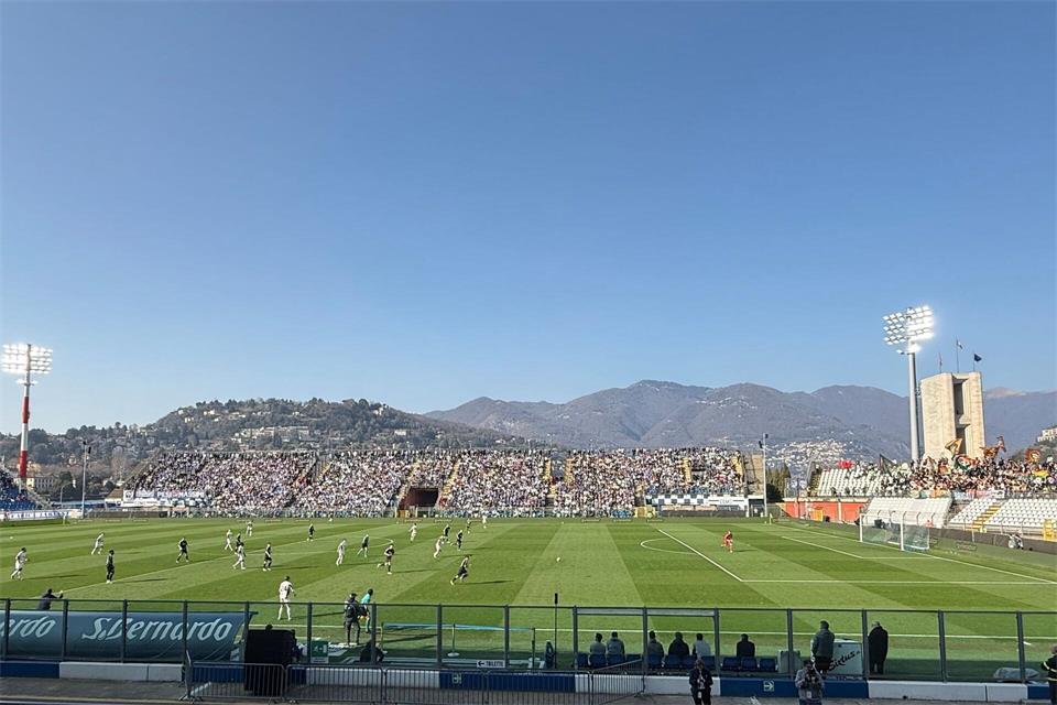 Begrenzter Platz im Stadion von Como. (Archivbild) Christoph Sator/dpa