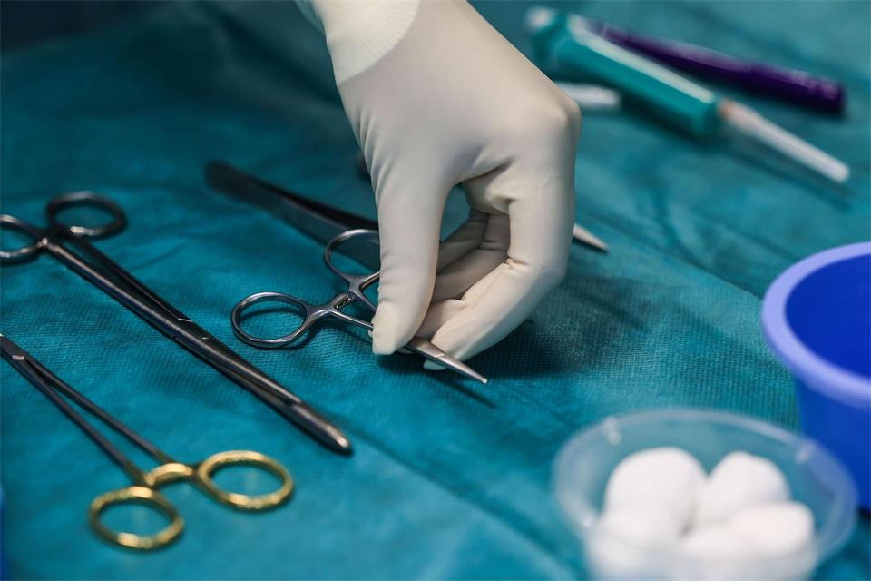 Behandlungsfehler passieren in der Chirurgie, aber auch bei vermeintlich harmlosen Behandlungen. (Symbolbild)Oliver Berg/dpa