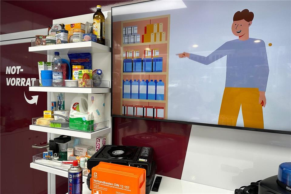 Behörden raten dazu für Krisensituationen vorzusorgen. (Archivbild)Ira Schaible/dpa