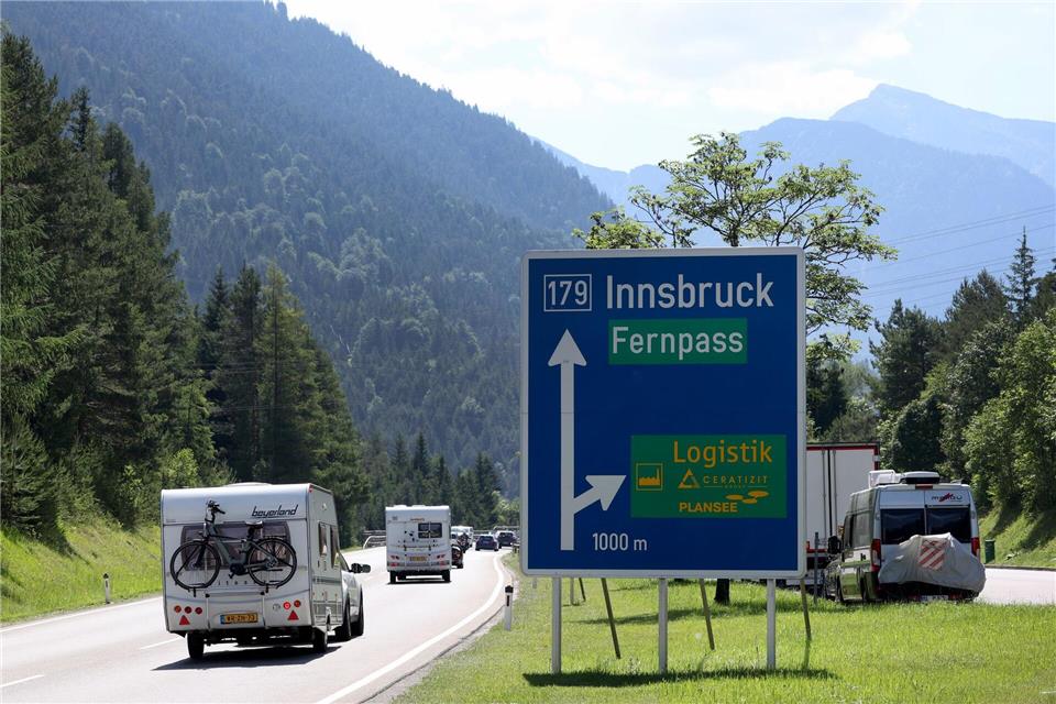 Behörden rufen dazu auf, die wichtige Alpenroute am Samstag zu meiden.Karl-Josef Hildenbrand/dpa