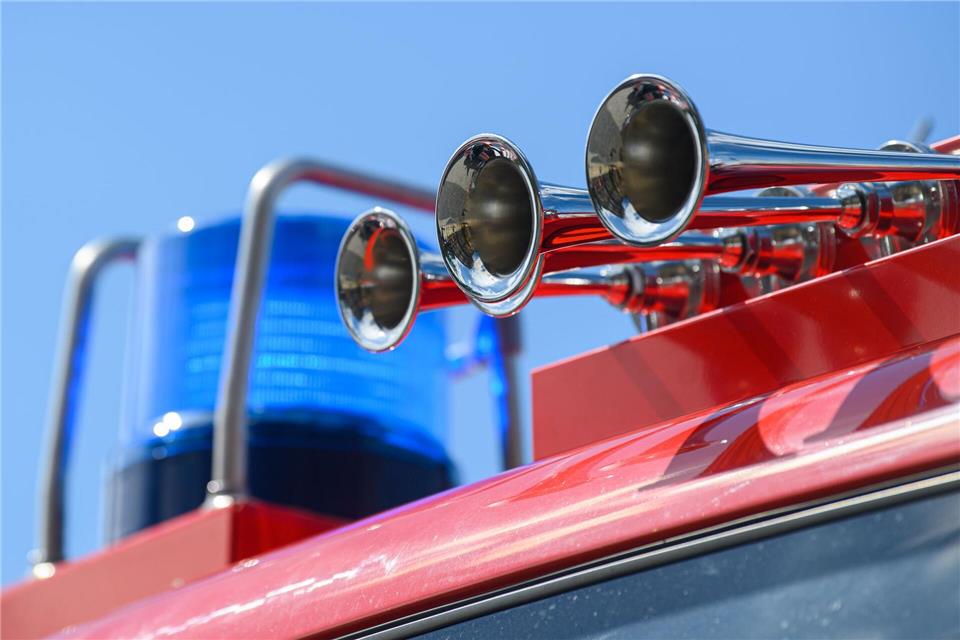 Behördenwarnung: Ein Feuer sorgt in Neustadt (Landkreis Sächsische Schweiz-Osterzgebirge) für starke Rauchentwicklung. Robert Michael/dpa-Zentralbild/dpa