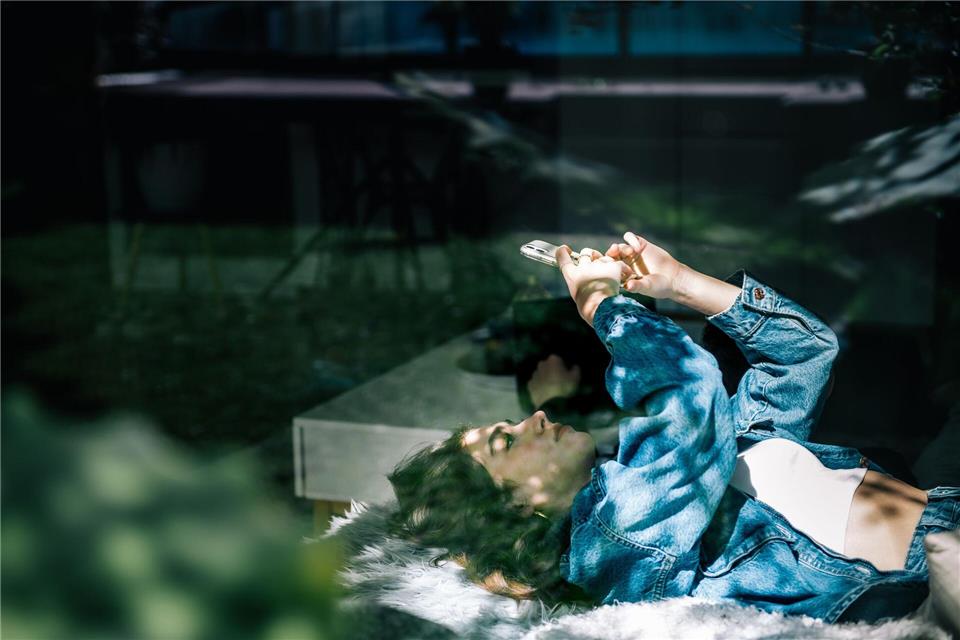 Bei 13- bis 17-Jährigen hat sich die Mediennutzung weitgehend verselbstständigt: Laut Aussage befragter Eltern nutzen 97 Prozent Smartphones täglich, sieben Prozent sogar fünf Stunden oder mehr.picture alliance/dpa/dpa-tmn