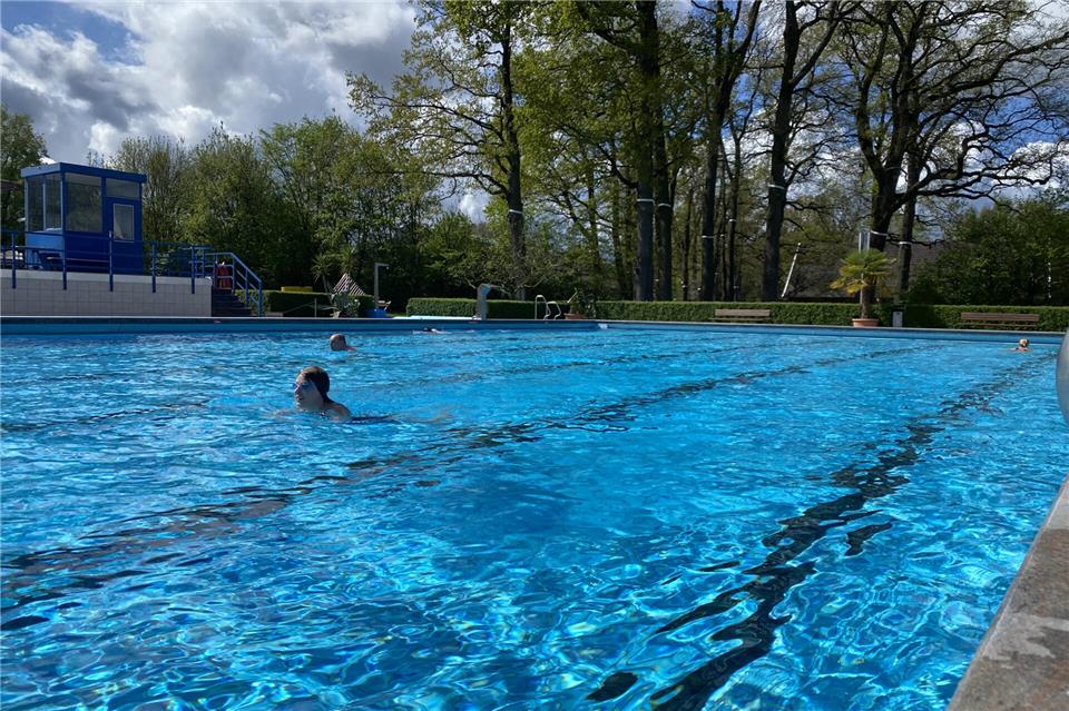 Bei 27 Grad Wassertemperatur lässt es sich auch an kühlen Frühlingstagen gut schwimmen.