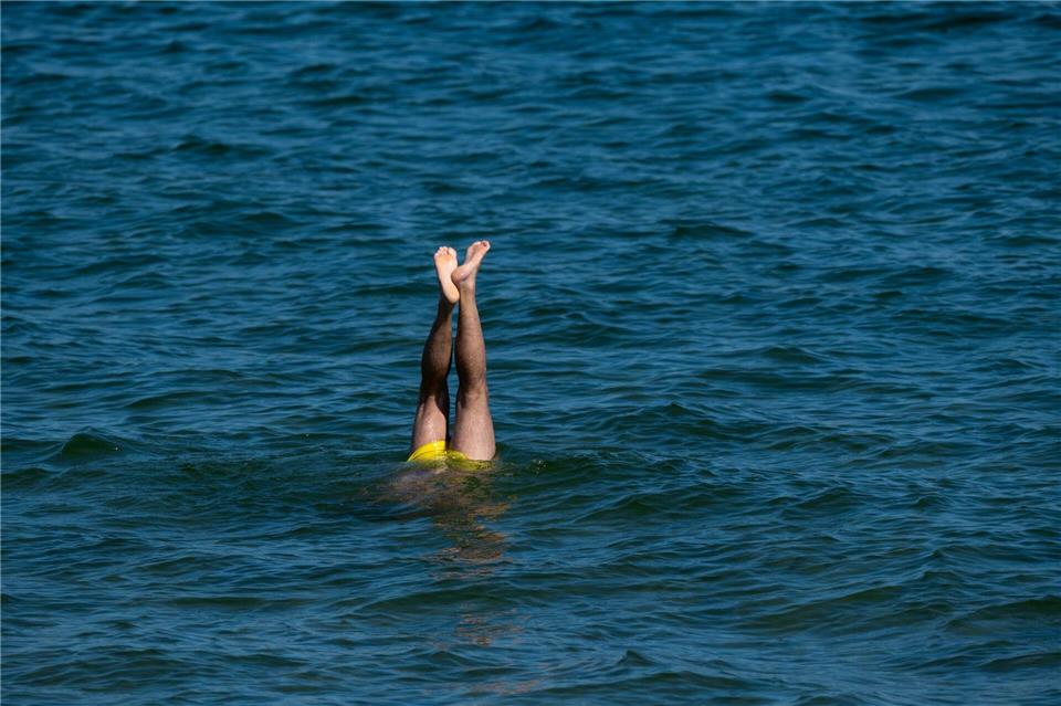 Bei 444 Badestellen ist das Wasser laut dem Gesundheitsministerium von ausgezeichneter Qualität. (Symbolbild)Stefan Sauer/dpa