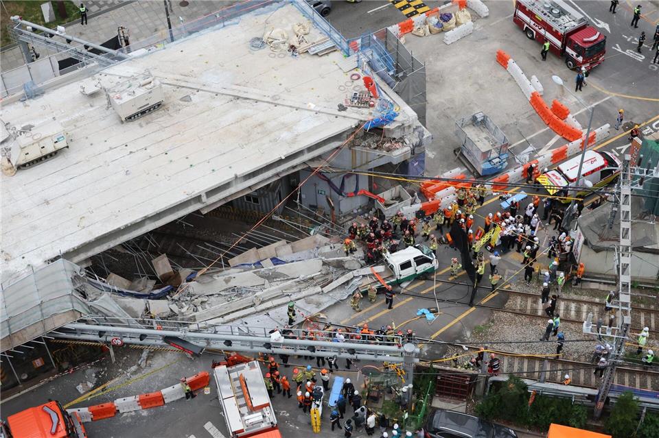 Bei Abrissarbeiten im Stadtzentrum von Seoul sind Teile einer Straßenüberführung eingestürzt.Choi Jae-gu/YONHAP/AP/dpa