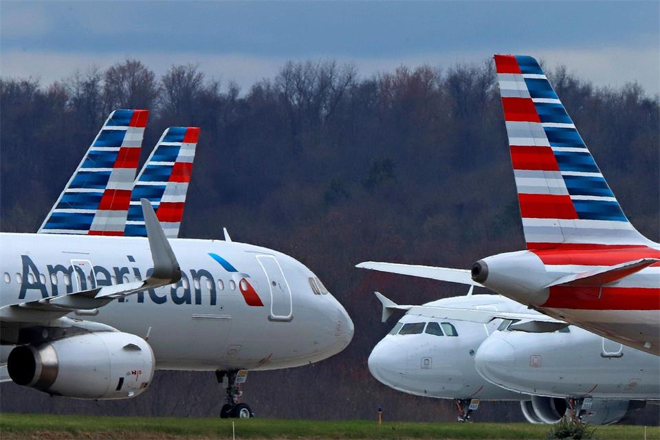 Bei American Airlines hat man für randalierende Passagiere Klebeband an Bord. Andere Airlines wählen auch mildere Mittel.picture alliance/dpa/AP