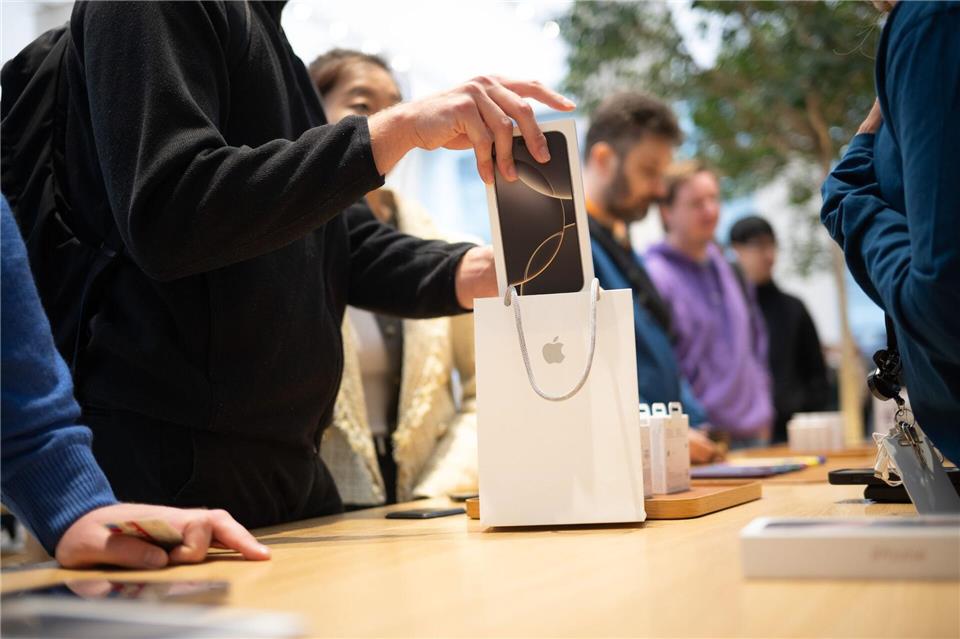 Bei Apple lohnt es sich nach der Markteinführung eines neuen iPhones circa ein halbes Jahr mit dem Kauf zu warten - erst dann sind sie im Schnitt rund 10 Prozent günstiger.Sebastian Christoph Gollnow/dpa