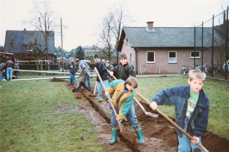 Bei Arbeiten am Platz hilft der Vereinsnachwuchs kräftig mit, so wie hier beim Aufbau der Flutlichtanlage in der Saison 2000/2001.