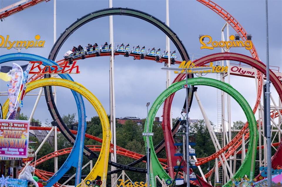 Bei Arbeiten an der legendären Olympia-Looping Achterbahn ist ein Mann gestorben. (Archivfoto)Sven Hoppe/dpa