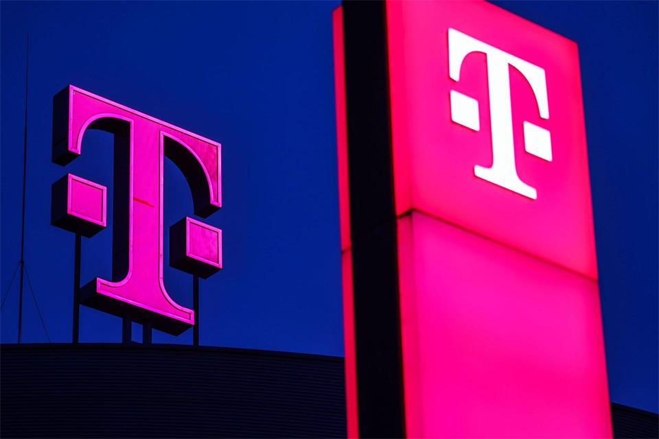 Bei Bauarbeiten für eine Gasleitung wurden in Jena drei Telekom-Fernkabel beschädigt. Bis zu 35.000 Kunden waren vom Ausfall betroffen. (Symbolbild) Oliver Berg/dpa
