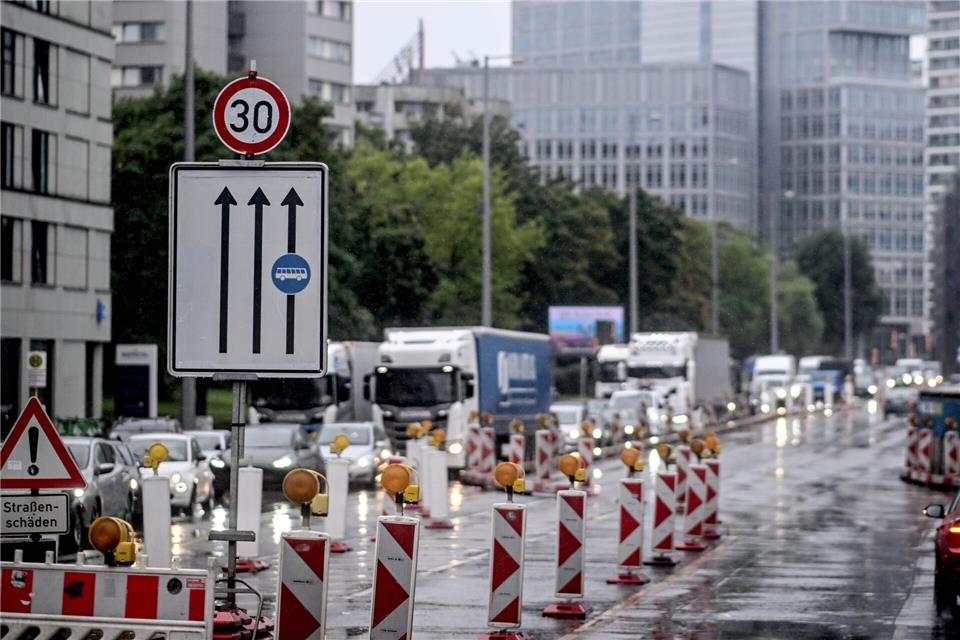Bei Baustellen in Berlin ist oft nicht klar, wie lange mit Einschränkungen auf der Straße zu rechnen ist. (Archivbild) Britta Pedersen/dpa