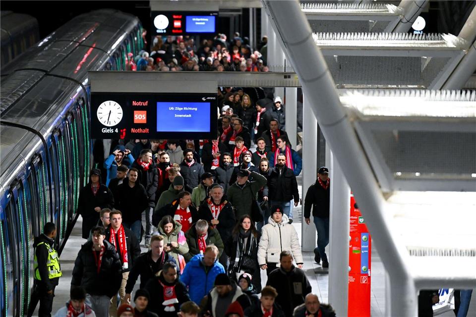 Bei Bayern-Heimspielen fahren regelmäßig viele Fußballfans mit der U-Bahn zur Allianz Arena.Sven Hoppe/dpa