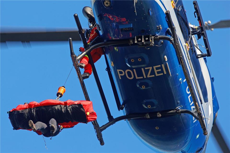 Bei Bergrettungen entstehen schnell Kosten von tausenden Euro. (Archivbild)Matthias Bein/dpa