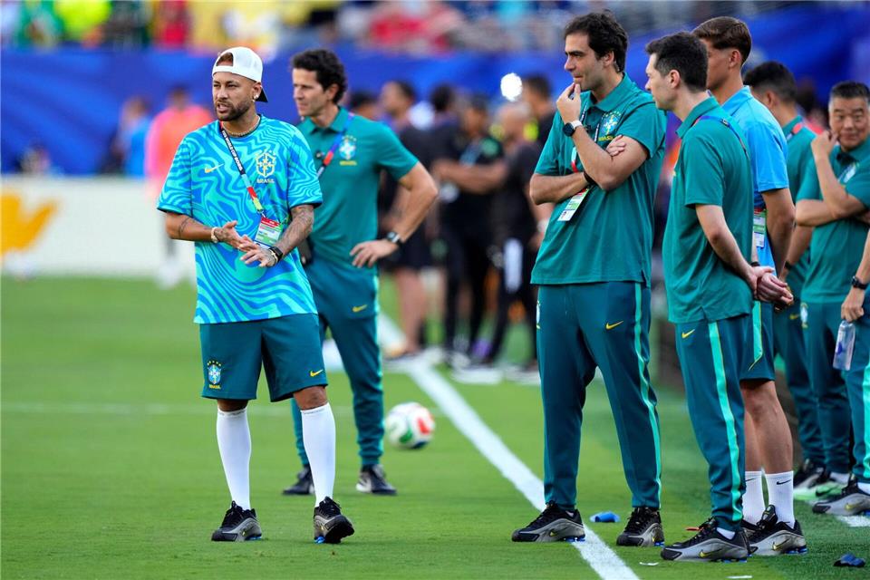 Bei Brasiliens Auftakt gegen Marokko fieberte Neymar (l.) an der Seitenlinie mit. (Archivbild)Yuki Iwanmura/AP/dpa