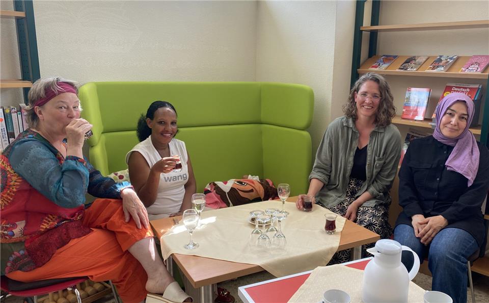 Bei Chai-Tee und Kaffee sollen in der Bücherei St. Georg Menschen aus unterschiedlichen Kulturkreisen ins Gespräch kommen: Claudia van Stegen (von links), Fiyori Ekubazgi, Anne van Stegen und Zeynep Günes.