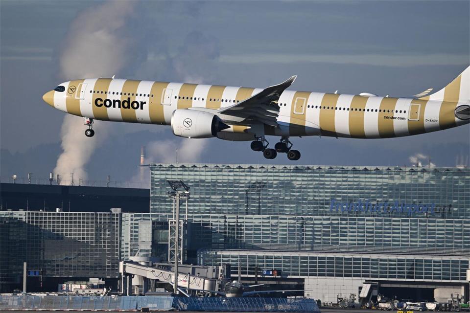 Bei Condor zieht der Mehrheitseigner Attestor eine Kaufoption und übernimmt alle Anteil bis Sommer 2027. (Archivbild)Arne Dedert/dpa
