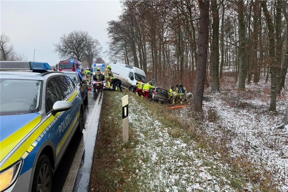 Bei Crivitz landeten zwei Fahrzeuge nach dem Zusammenstoß im Graben. -/Polizei/dpa